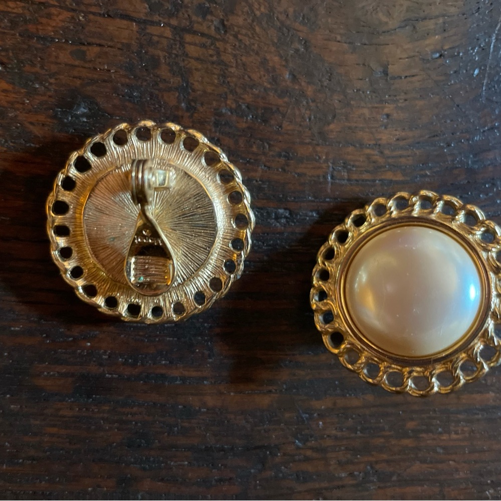 50% off sale 💝 💫✨💫Vintage 1980s Monet metal gold and faux pearl clip earrings